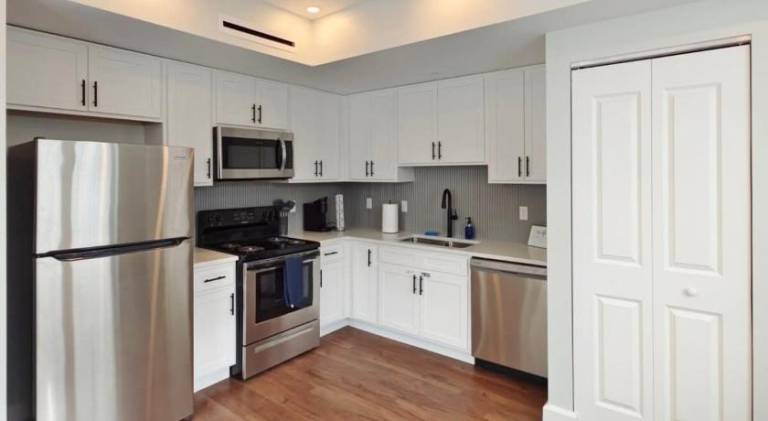 Fun Cozy Apts - 1 25 Mile Walk to TIAA Bnk Fld — photo 3