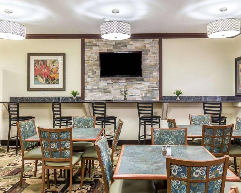 Quality Inn at Collins Road - Cedar Rapids — photo 4
