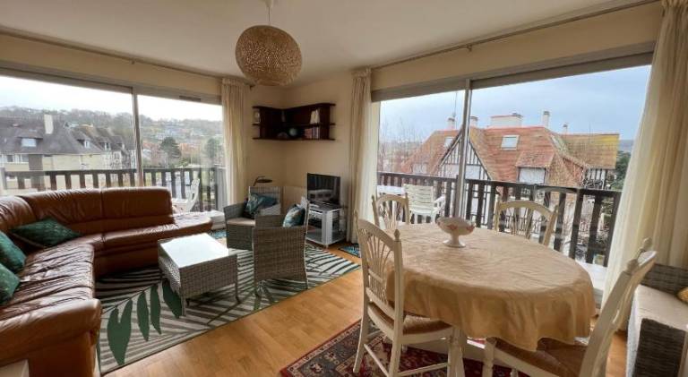 Apartment with patio, garden & private pool in Lisieux