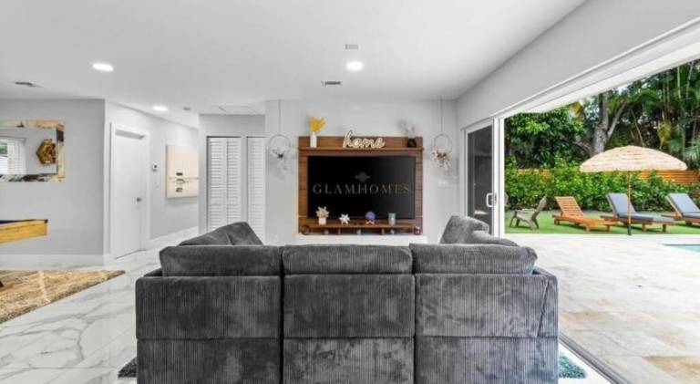 Vacation home with pool & patio — photo 3