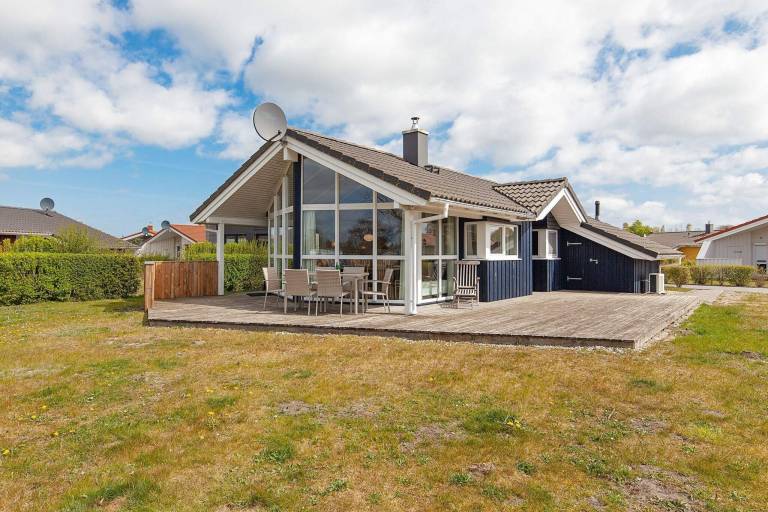 House with hot tub, garden & sauna — photo 2