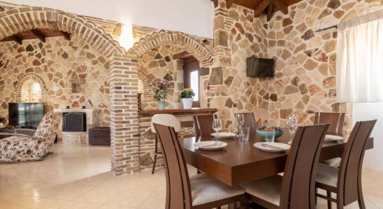 Villa with terrace, garden & private pool | Suitable for remote work — photo 5