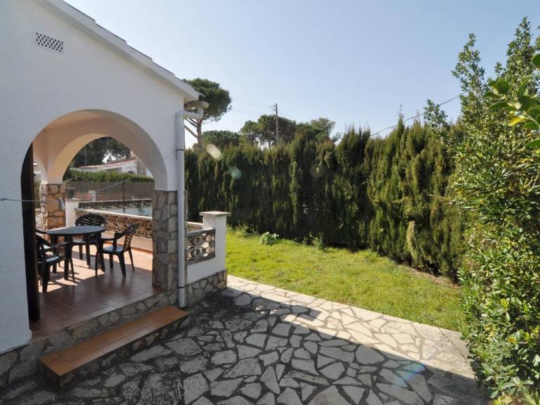 Tranquil House with Large Garden, Wi-Fi, and 200m from the Beach in Riells — photo 3