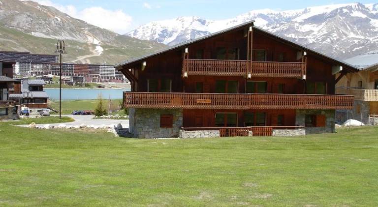 Rental apartment with yard & patio in Tignes