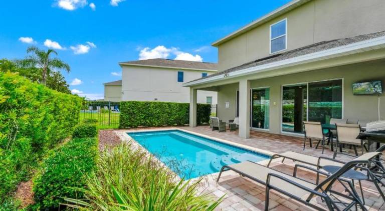 House with pool — photo 3