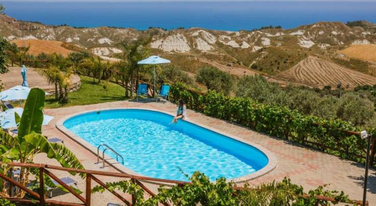 Calami - Villa Romeo - Private Apartments with Pool, Seaview & Olive Grove in Catanzaro