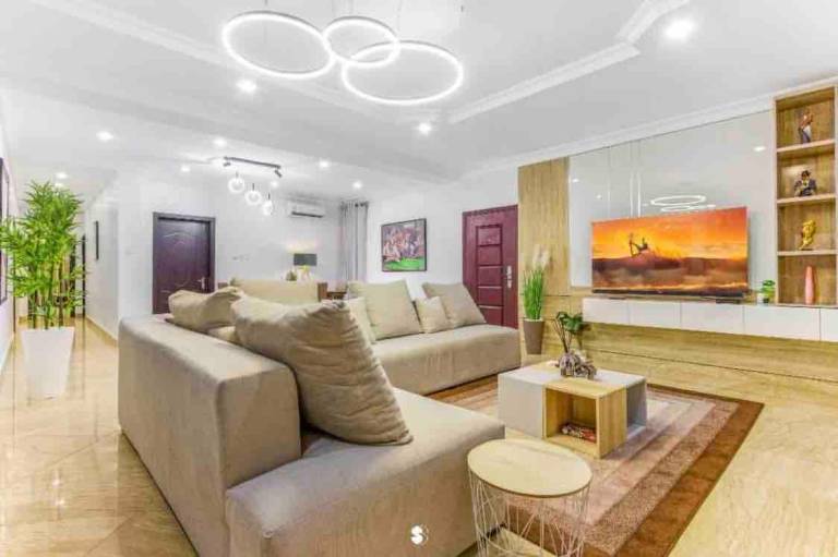 Rental apartment with yard, barbeque & pool — photo 2