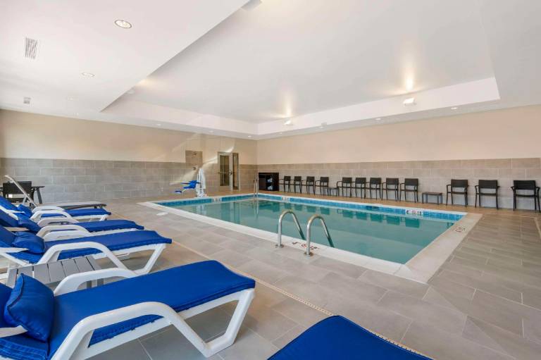 Lodge with pool — photo 4