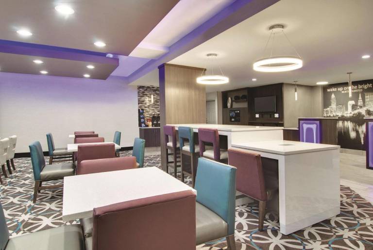 La Quinta Inn & Suites by Wyndham Cleveland Airport West — photo 3