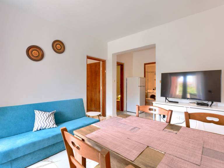 Holiday apartment with pool & garden — photo 3