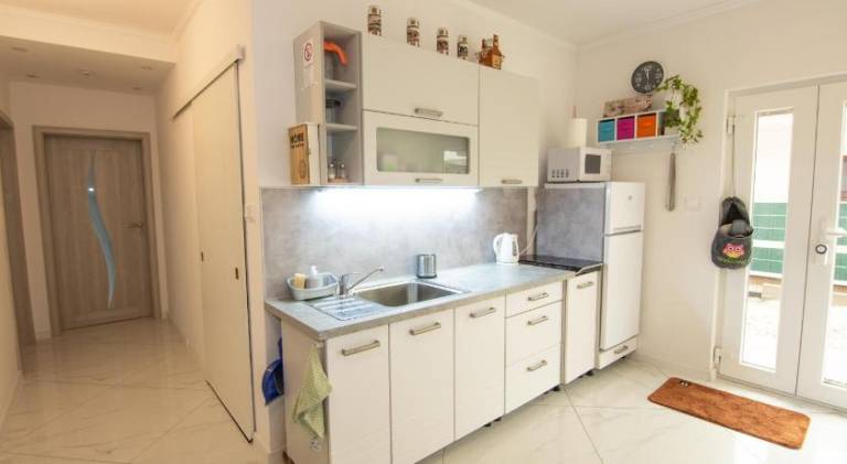 Apartment with patio & yard | Dogs allowed — photo 3