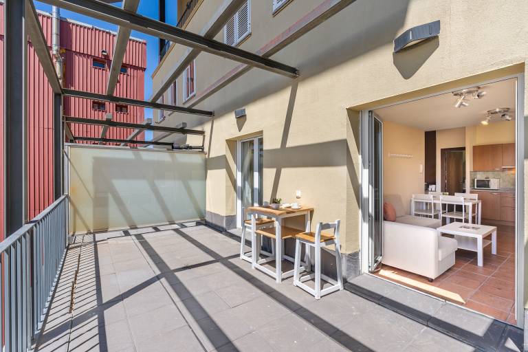 Deluxe Apartment with Mountain Views, Private Terrace & Wi-Fi — photo 4