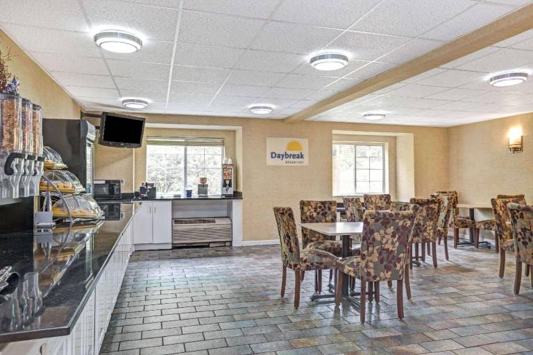 Days Inn by Wyndham Sturbridge — photo 4