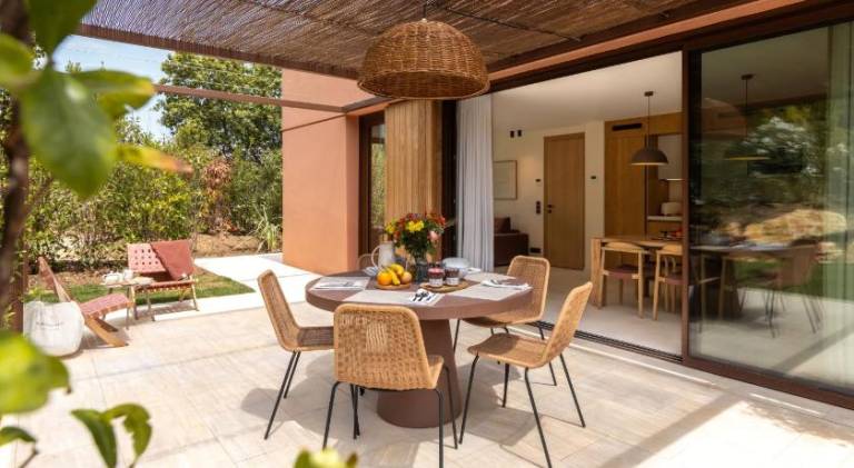 Serviced apartment with pool, yard & patio — photo 3