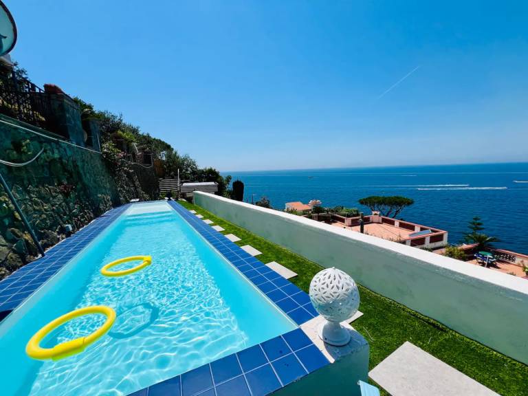 Holiday Home 'Luxury Villa - La Balena Blu' with Sea View, Wi-Fi and Air Conditioning in Sorrento