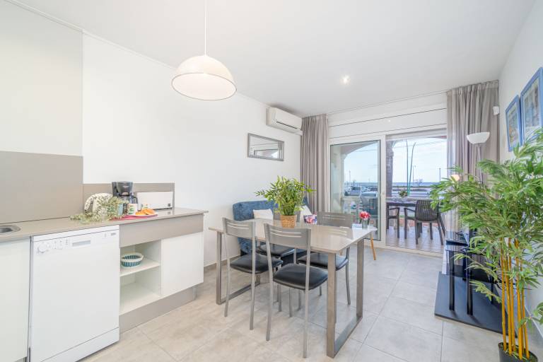 Rental apartment with terrace & yard in Roses
