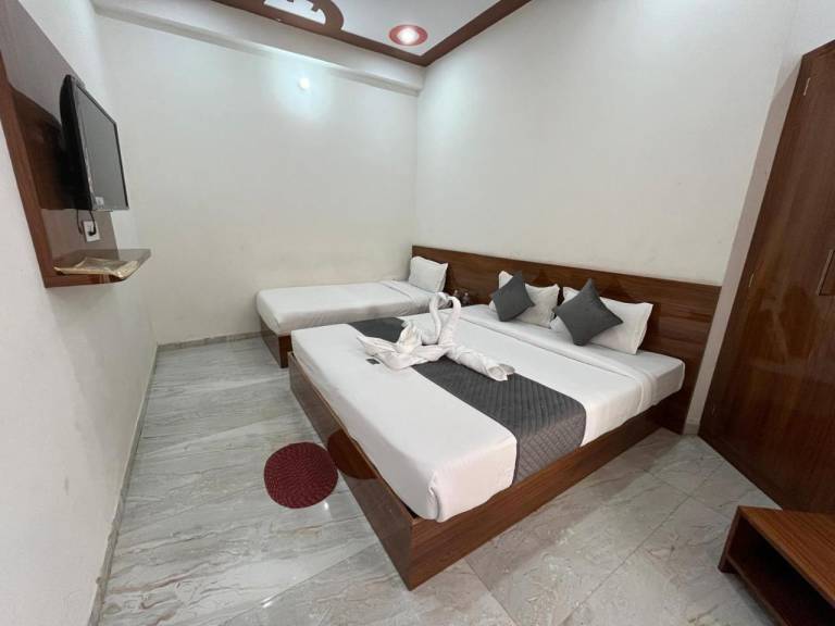 Hotel welcome & restaurant — photo 4