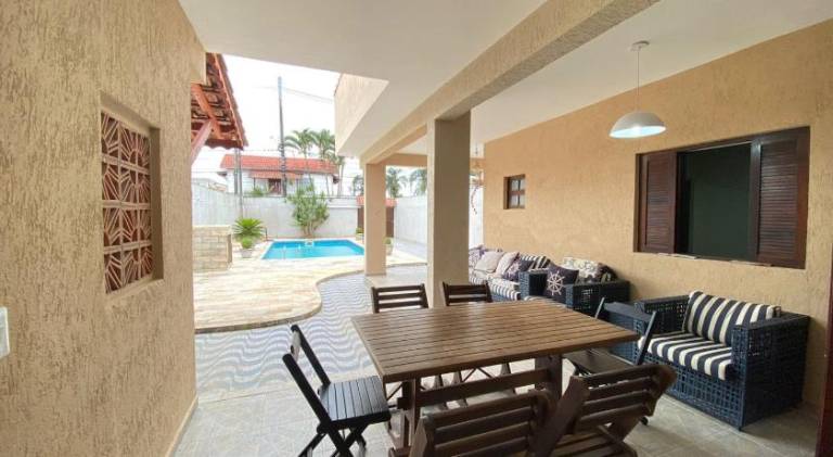 Vacation home with pool — photo 4