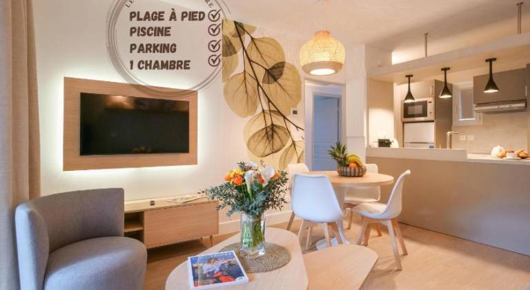 Holiday apartment with patio, pool & yard in Cogolin