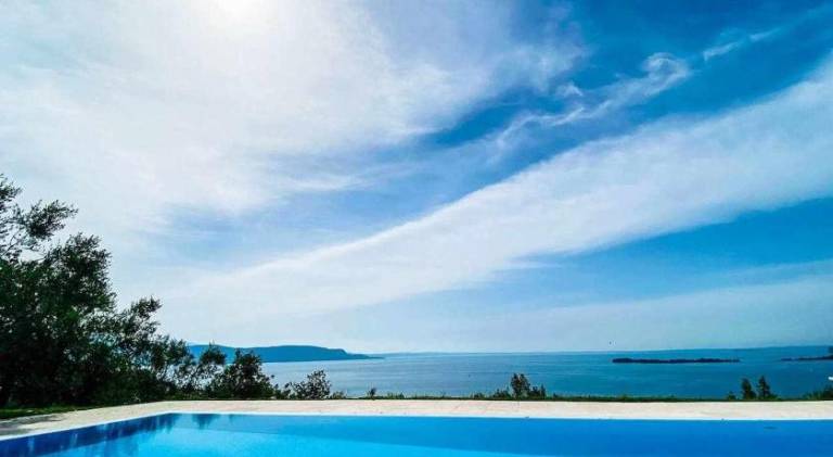 Apartment with private pool, garden & grill | Dogs allowed in Gardone Riviera