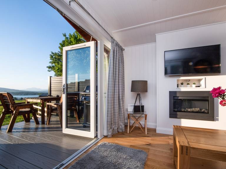 Family-oriented cottage with hot tub, BBQ & yard | Beach view | Dogs allowed — photo 3