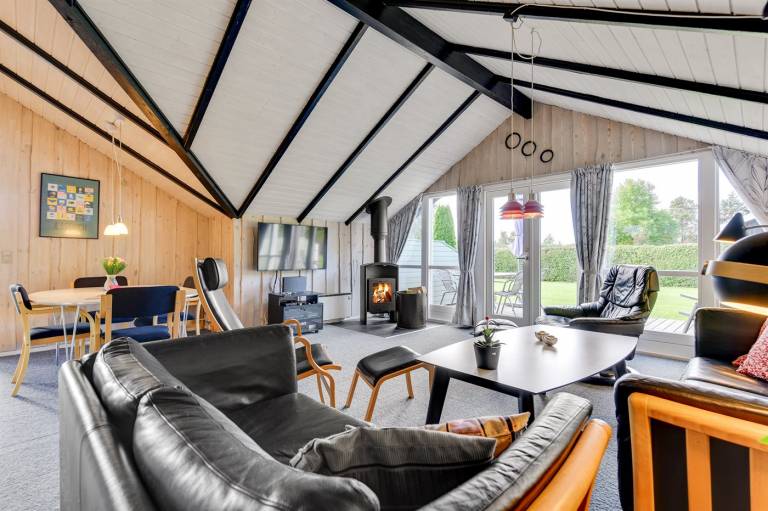 Family-friendly vacation home with jacuzzi, BBQ & sauna | Pets are welcome — photo 3