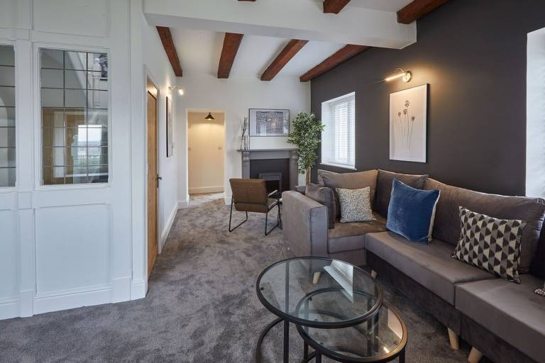House with fast internet & yard in Whitby