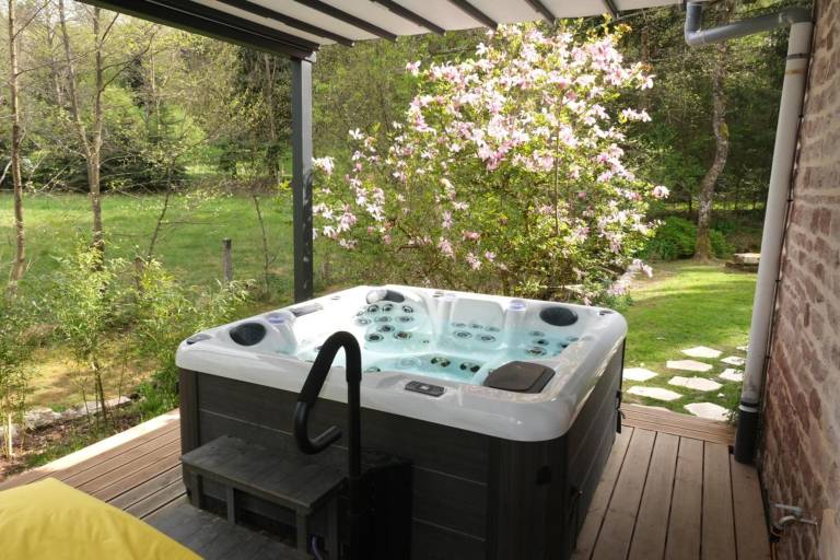 Family-oriented ample house with yard, hot tub & patio | Garden view | Pets are welcome — photo 2
