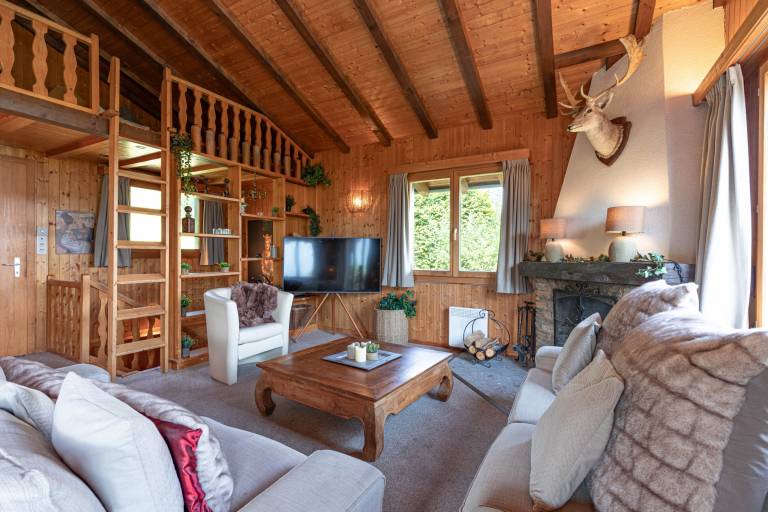 Family-oriented chalet with grill, yard & patio | Pet-friendly — photo 4