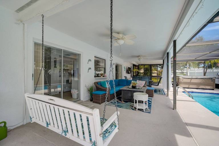 Fully equipped house with private pool, barbeque & hot tub | City view | Pet-friendly — photo 2