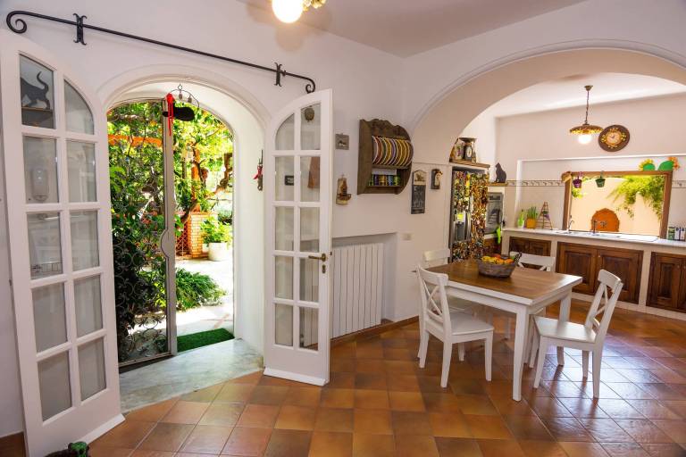 Rental apartment with patio & yard | Sea view — photo 2