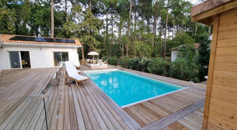Ample chalet with hot tub, sauna & terrace | Pet-friendly in Biscarrosse