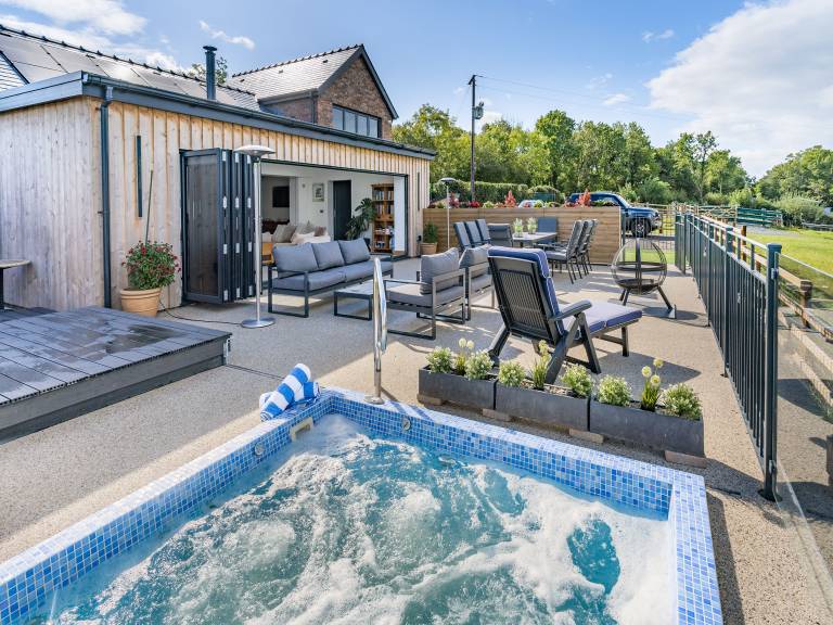 Child-friendly cottage with hot tub, garden & barbeque | Pets are welcome — photo 4