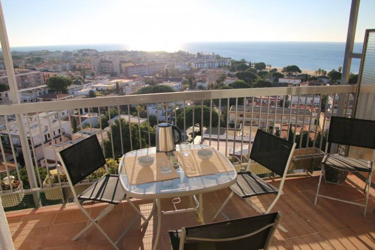 Rental apartment with pool, yard & patio in Cambrils