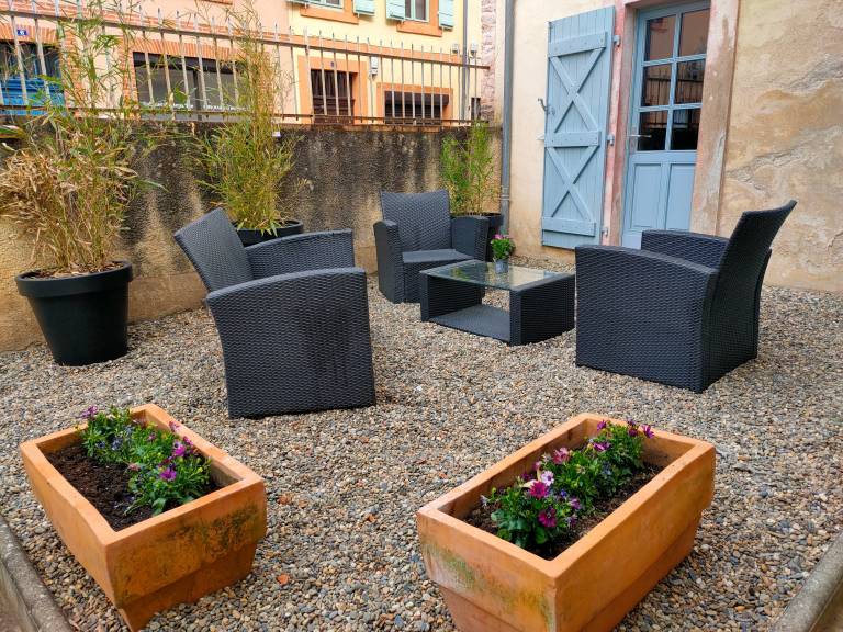 Family-oriented holiday apartment with fast internet & patio | Garden view | Good for workation | Pet-friendly in Moissac