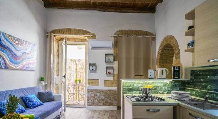 Holiday apartment with patio & hot tub — photo 3