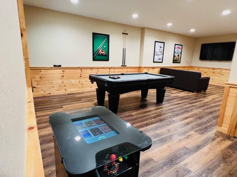We love Dogs! Hot Tub, Pool Table, Media Room, Easy Access Free Tickets! — photo 2