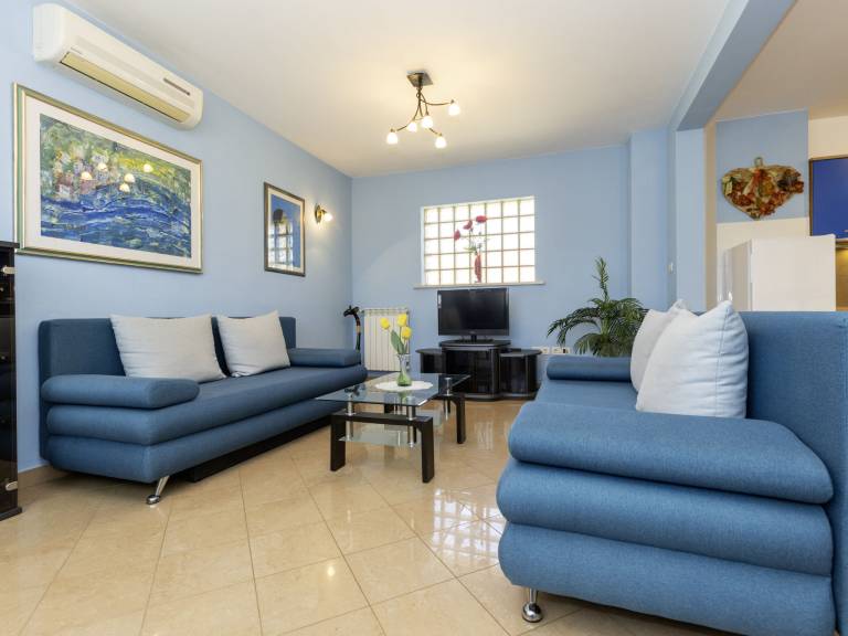 Fully equipped pleasant rental apartment with private pool, barbeque & yard | Nature view | Pets allowed — photo 4