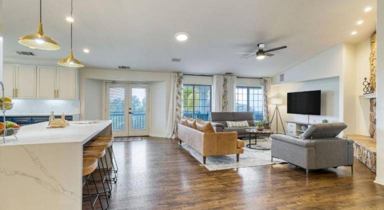 Ample villa with hot tub & pool | Pets allowed — photo 4