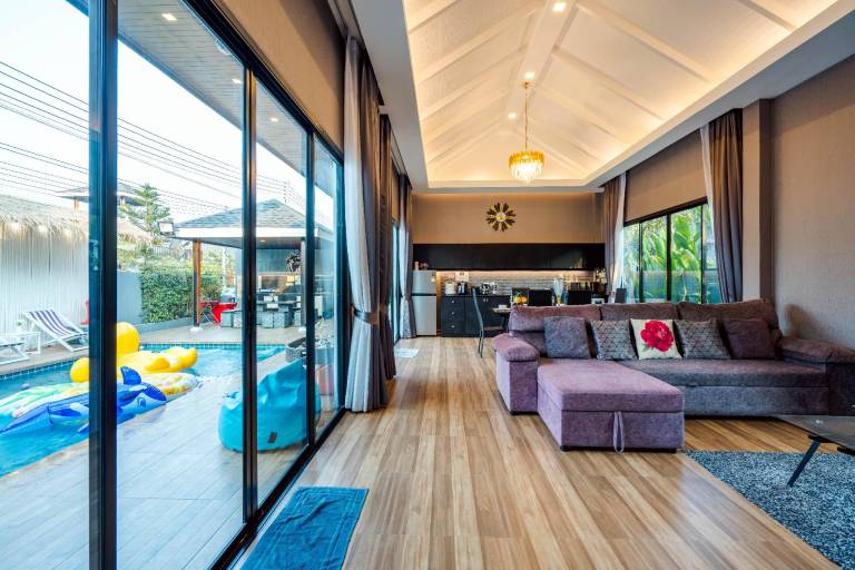 Spacious villa with grill, yard & pool | Perfect for remote work | Dogs allowed — photo 3