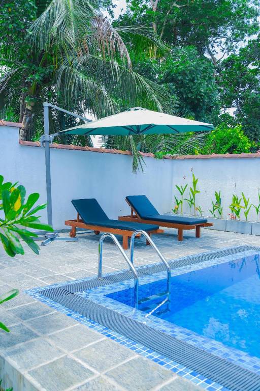 Beautiful villa with yard & pool | Pets allowed — photo 3