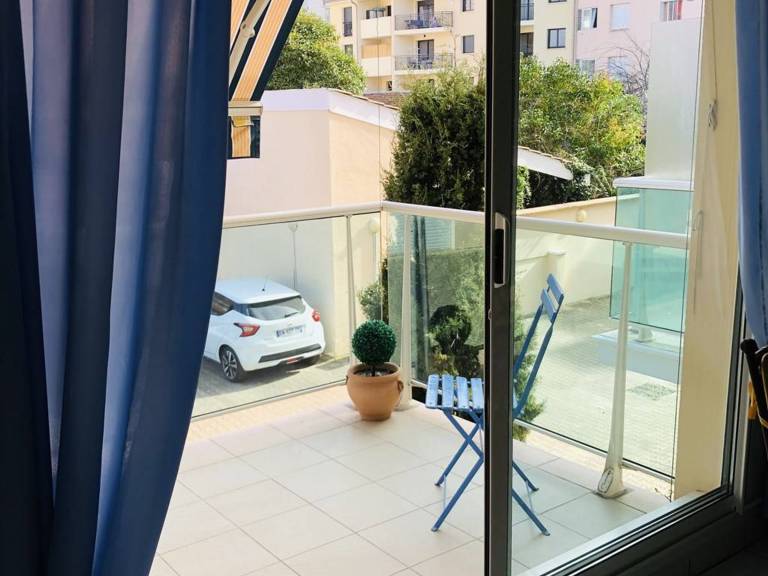 Central Arcachon: 400m from Beach, T2 with Balcony, Parking, and Pet-Friendly in Arcachon