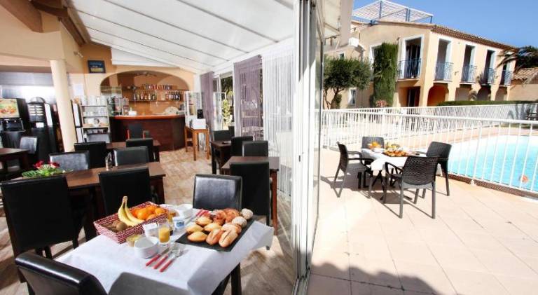 Serviced apartment with patio, pool & garden | Pets allowed — photo 4