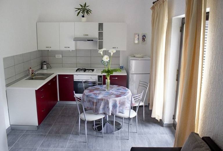Apartment with barbecue, terrace & yard — photo 4