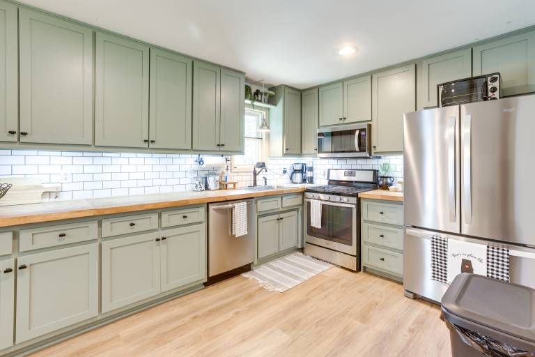 Pet-Friendly Alabama Retreat w/ Deck & Patio! in Al