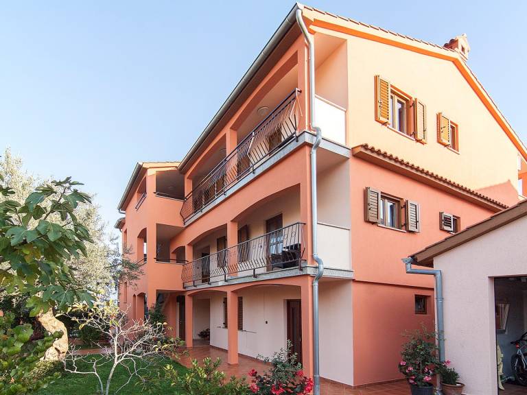 Family-friendly wonderful apartment with yard, fast internet & BBQ | Dogs allowed — photo 2