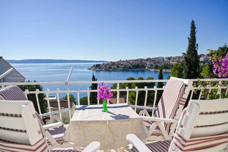 Rental apartment with grill & terrace in Okrug