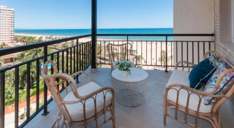Apartment with pool, patio & yard — photo 3