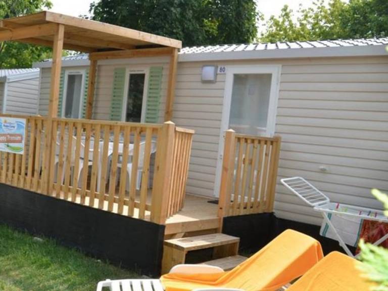 Mobile home with pool & patio — photo 4