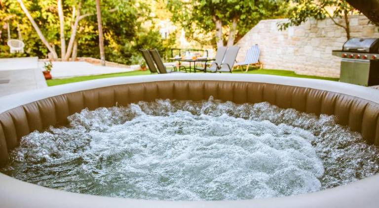 Vacation home with jacuzzi, barbecue & patio — photo 3